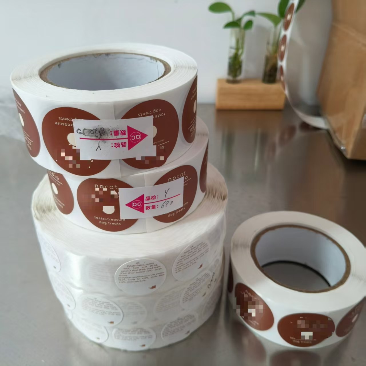 JOJO Pack เตรียมการจัดส่งสติกเกอร์ Dog Treats แบบกำหนดเองให้กับลูกค้าชาวเดนมาร์ก