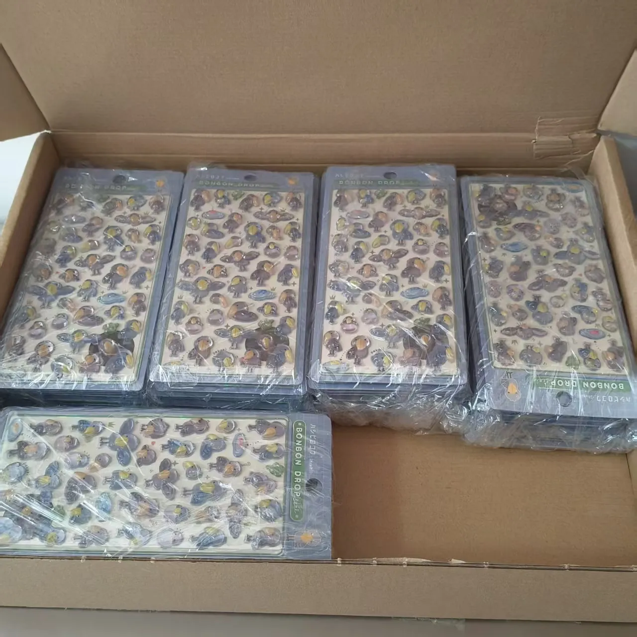 สติกเกอร์ลายนูนลูกของคุณกำลังจะจัดส่งแล้ว!