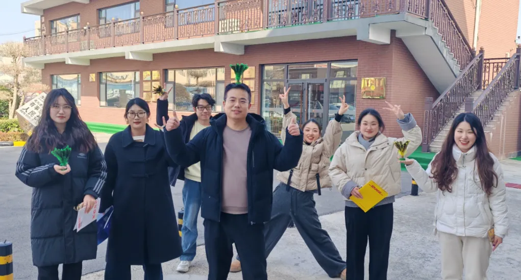 พักรับประทานอาหารกลางวันช่วงสั้น ๆ เติมพลังให้กับออฟฟิศด้วยความสนุกของลูกขนไก่